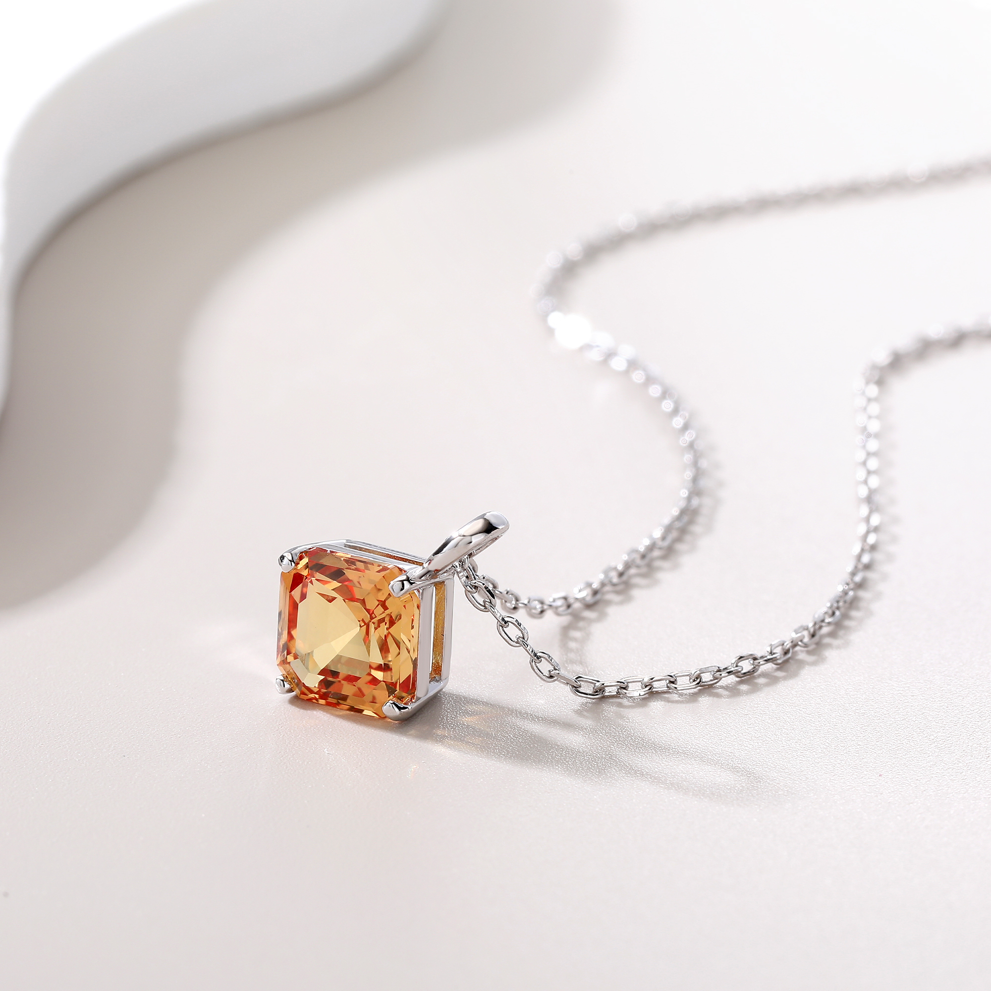Bezel-Set Diamond-Shaped Small – Bezels Set Pendant recenzja i cena